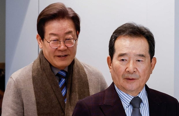 지난 2023년 12월 28일 서울 종로구 한 식당에서 점심 회동을 가진 당시 이재명 더불어민주당 대표와 정세균 전 국무총리. 자료사진. 연합뉴스