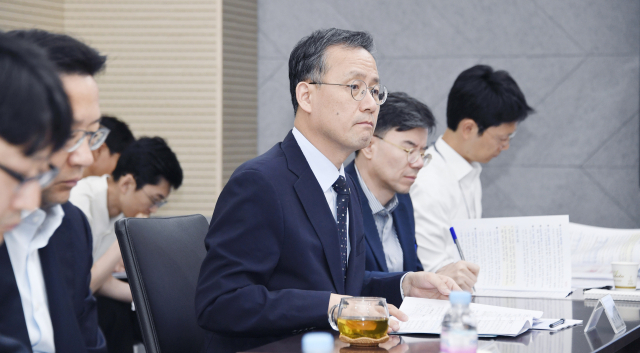이형일 기획재정부 1차관이 12일 정부세종청사에서 열린 제17차 부동산 시장 및 공급상황 점검 전담반 회의를 주재하고 있다. 연합뉴스