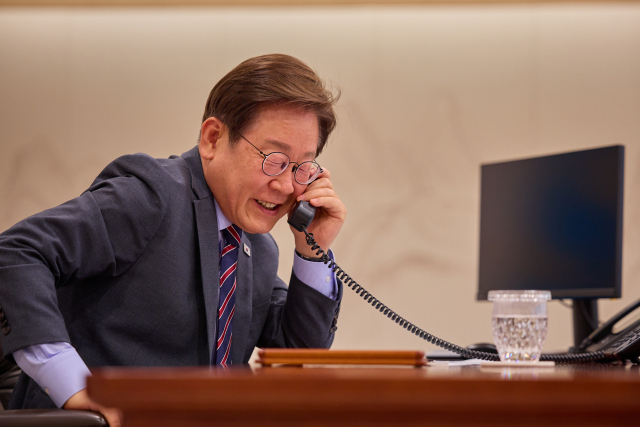 이재명 대통령이 12일 서울 용산 대통령실 청사 집무실에서 앤서니 앨버니지 호주 총리와 전화 통화를 하고 있다. 연합뉴스