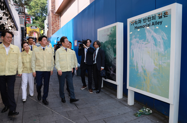 이재명 대통령이 12일 서울 용산구 이태원 참사 현장 