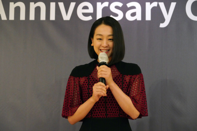일본 피겨스케이팅 전 국가대표 아사다 마오가 지난 17일 오후 서울 롯데호텔에서 개최한 일본항공(JAL) 김포-하네다 취항 60주년 기념식에서 인사말을 하고 있다. 연합뉴스
