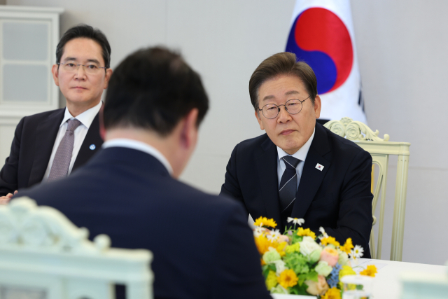 이재명 대통령이 13일 서울 용산 대통령실에서 열린 6경제단체·기업인 간담회에서 최태원 SK그룹 회장 겸 대한상공회의소 회장의 발언을 듣고 있다. 연합뉴스