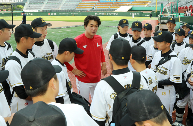 동인천중 학생들과 대화하는 김광현. SSG 랜더스 제공