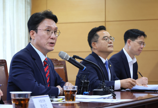 김민석 국무총리 후보자가 14일 서울 종로구 통의동 금융감독연수원에 마련된 청문회 준비단 사무실에서 식품·외식업 협회와 전문가 등이 참석한 가운데 열린 밥상물가 안정을 위한 경청 간담회에서 발언하고 있다. 연합뉴스