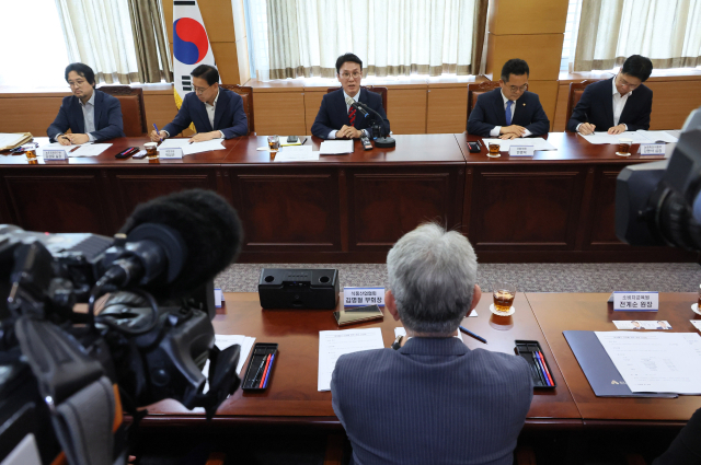 김민석 국무총리 후보자가 14일 서울 종로구 통의동 금융감독연수원에 마련된 청문회 준비단 사무실에서 식품·외식업 협회와 전문가 등이 참석한 가운데 열린 밥상물가 안정을 위한 경청 간담회에서 발언하고 있다. 연합뉴스