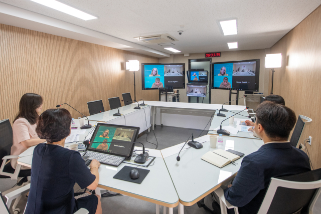 대구보건대와 대구보건대학교병원 관계자들이 대학 교수학습지원센터 스튜디오에서 Mass General Brigham 관계자들과 재활간호 역량 강화 자문 프로젝트에 참여하고 있다. 대구보건대 제공