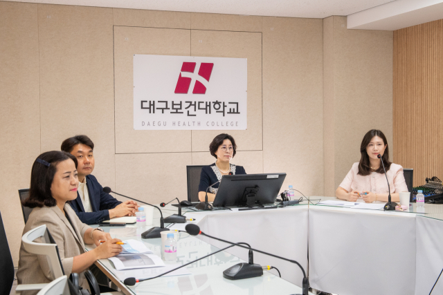 대구보건대와 대구보건대학교병원 관계자들이 대학 교수학습지원센터 스튜디오에서 Mass General Brigham 관계자들과 재활간호 역량 강화 자문 프로젝트에 참여하고 있다. 대구보건대 제공