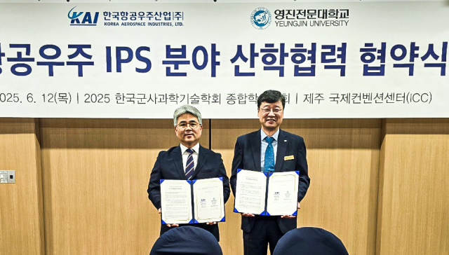 12일 영진전문대와 KAI가 산학협력 기반 조성 업무 의향서를 체결한 뒤 기념촬영을 하고 있다. 영진전문대 제공