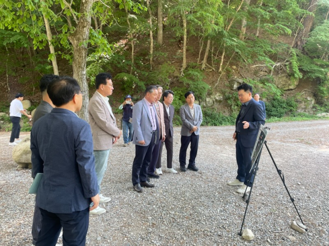 12~13일 영양군과 영덕군 대형 산불 피해지역에 대해 현지확인을 다녀온 경북도의회 문화환경위원회. 경북도의회 제공