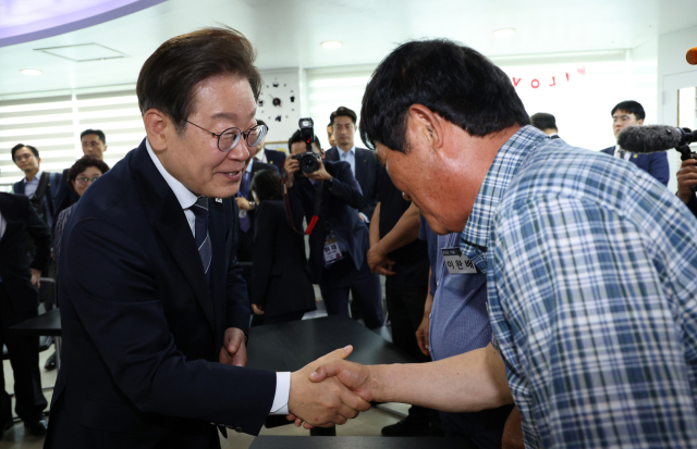 이재명 대통령이 13일 경기도 파주시 장단면 행정복지센터에서 접경지 주민 간담회 참석자들과 인사하고 있다. 연합뉴스