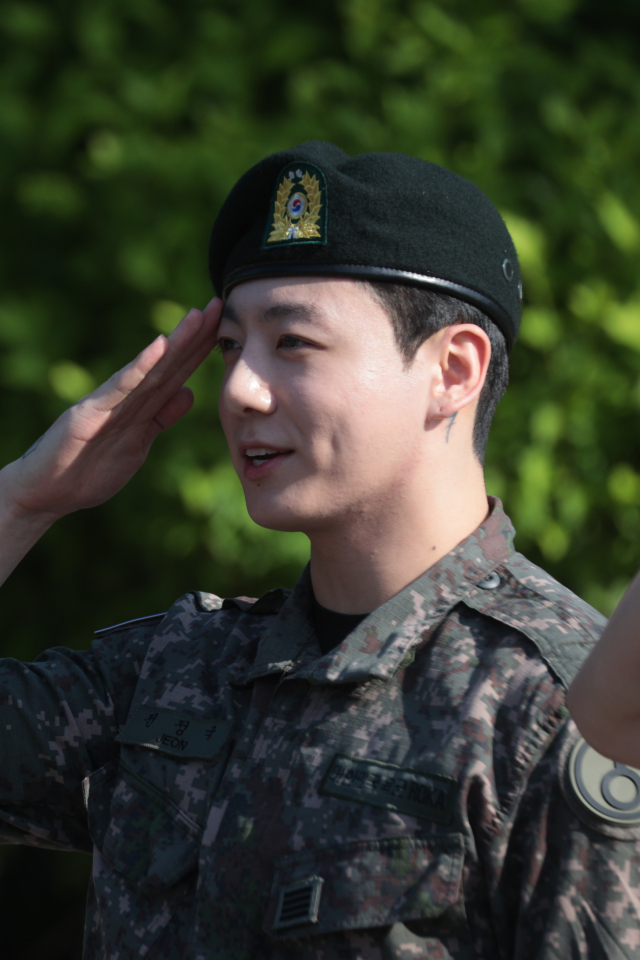 육군 현역 복무를 마치고 만기 전역한 그룹 방탄소년단(BTS)의 정국이 11일 경기도 연천군 연천공설운동장에서 취재진을 향해 거수경례를 하고 있다. 연합뉴스