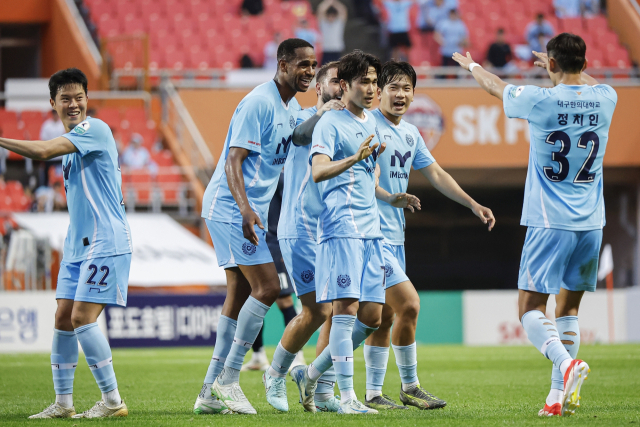 대구FC 김주공 선수가 선제골을 터뜨린 뒤 동료들과 기쁨을 나누고 있다. 대구FC 제공