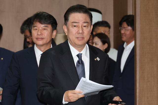 더불어민주당 김병기 신임 원내대표가 15일 서울 여의도 국회 소통관에서 원내대표단 인선을 발표하기 위해 발언대로 향하고 있다. 연합뉴스