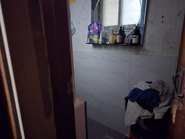 시은 양이 지내는 방 안쪽에 위치한 좁은 샤워실. 집에 있는 유일한 샤워실이라 모든 가족이 매일 방 안을 지나 샤워를 하러 가면서 갈등에 부딪히기도 한다. 김지효 기자