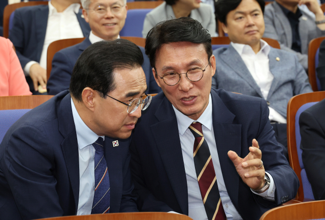 김민석 국무총리 후보자(오른쪽)가 13일 국회에서 열린 더불어민주당 원내대표 선출 의원총회에 참석해 박홍근 의원과 대화하고 있다. 연합뉴스
