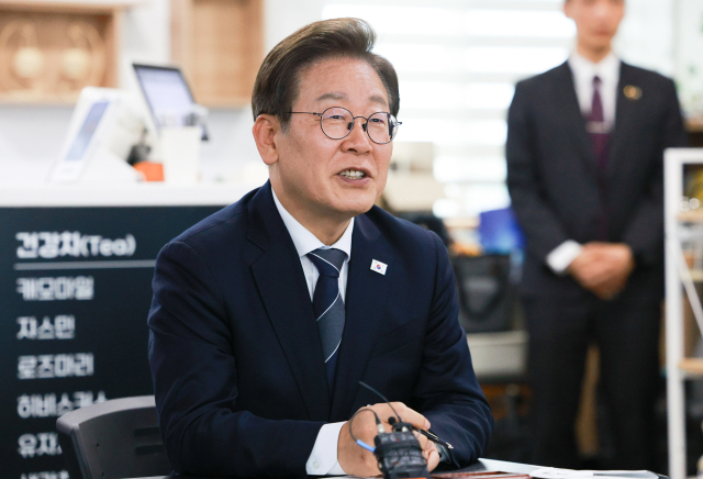 이재명 대통령이 13일 경기도 파주시 장단면 행정복지센터에서 접경지 주민 간담회를 하고 있다. 연합뉴스