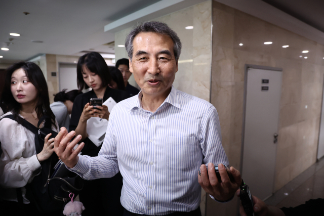 김건희 특검으로 지명된 민중기 전 서울중앙지방법원장이 13일 서울 서초동 사무실에서 취재진을 만나 이야기하고 있다. 연합뉴스