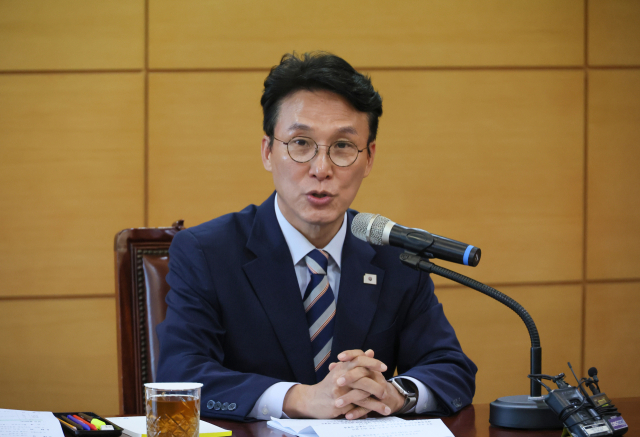 김민석 국무총리 후보자가 16일 서울 종로구 통의동 금융감독연수원에 마련된 청문회 준비단 사무실에서 열린 경제·민생분야 부처 업무보고에서 발언하고 있다. 연합뉴스