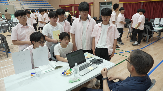 지난해 김천 성의고등학교에서 고교 학점제에 대한 이해를 높이고자 교과목별 설명 박람회가 진행되는 있다. 김영진 기자
