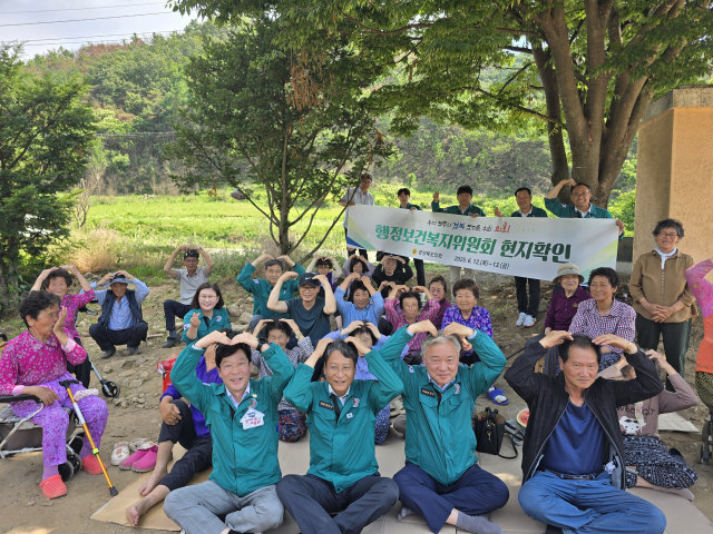 경북도의회 행정보건복지위원회와 경북도는 12~13일 안동과 청송, 영덕 일대 산불 피해 주민들을 만나 현장의 어려움을 듣고 대책을 모색했다. 경북도의회 제공