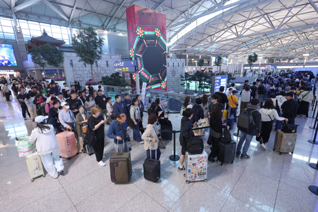 제21대 대통령선거 사전투표가 시작된 29일 오전 인천국제공항 제1여객터미널 출국장에 마련된 사전투표소에서 유권자들이 길게 줄을 서고 있다. 연합뉴스