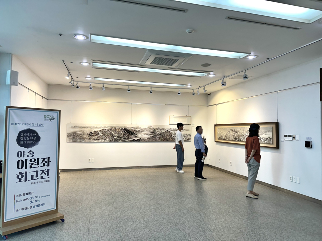 군청 솔향갤러리를 찾은 주민들이 전시 된 그림을 관람하고 있다. 봉화군 제공