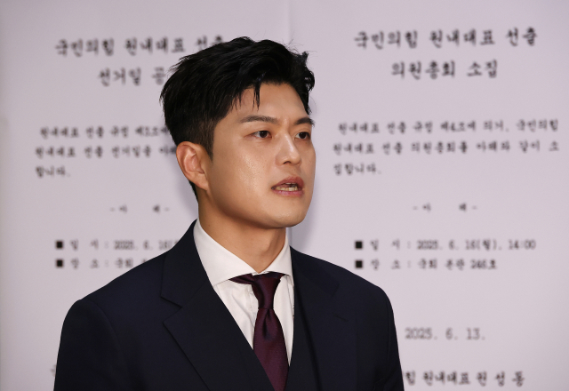국민의힘 김용태 비상대책위원장이 16일 국회에서 열린 백브리핑에서 입장을 밝히고 있다. 연합뉴스