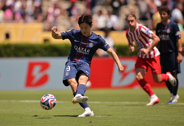 PSG의 이강인이 16일 미국 로스엔젤레스 로즈볼 스타디움에서 열린 2025 FIFA 클럽 월드컵 조별리그 B조 1차전 아틀레티코 마드리드와의 경기 도중 페널티킥을 성공시키고 있다. 연합뉴스