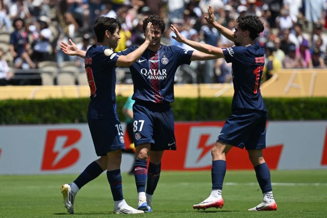 PSG의 이강인이 16일 미국 로스엔젤레스 로즈볼 스타디움에서 열린 2025 FIFA 클럽 월드컵 조별리그 B조 1차전 아틀레티코 마드리드와의 경기 도중 페널티킥을 성공시킨 뒤 동료들과 기쁨을 나누고 있다. 연합뉴스