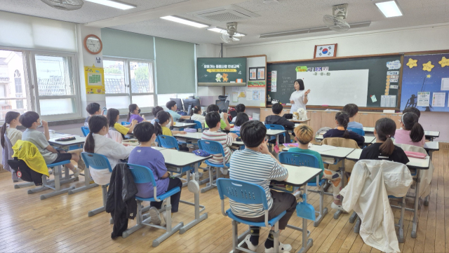 지난달 13일 대구 수성구 동원초등학교 4학년 학생들이 대구보건대 평생교육원에서 주관한 