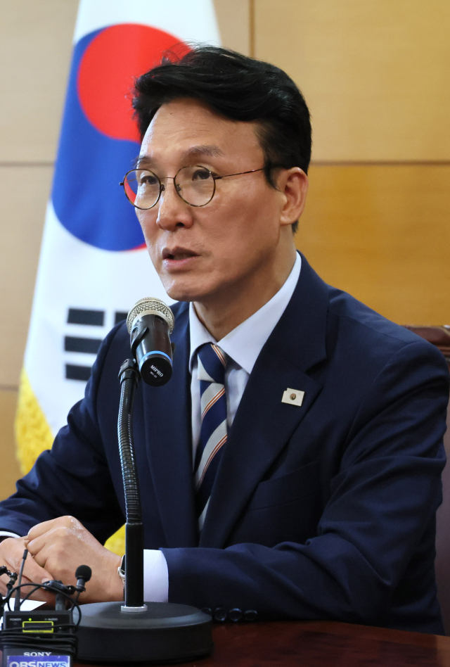김민석 국무총리 후보자가 16일 서울 종로구 통의동 금융감독연수원에 마련된 청문회 준비단 사무실에서 열린 경제·민생분야 부처 업무보고에서 발언하고 있다. 연합뉴스