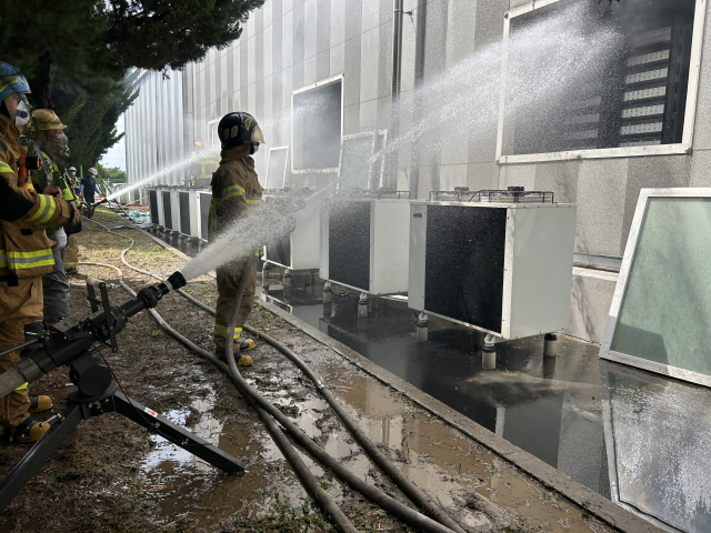 16일 오전 포항시 남구 대송면 동국제강 포항공장 배터리 제조공정에서 발생한 화재를 소방대원들이 진화하고 있다. 경북소방본부 제공.