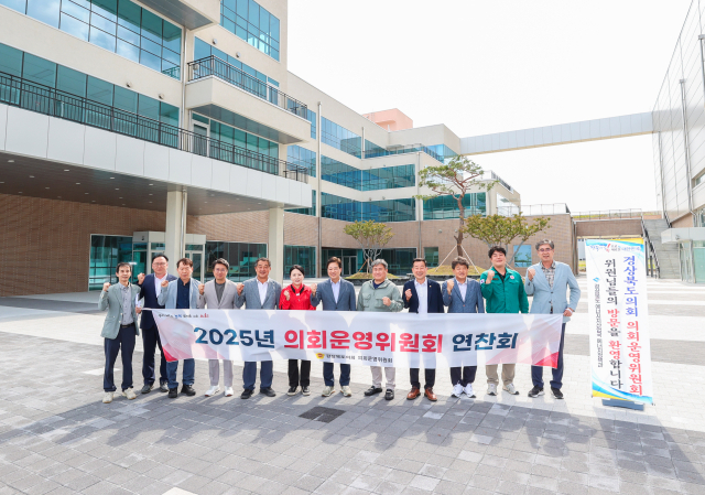경북도의회 운영위원회가 16~17일 대형 산불 피해를 입은 영덕군과 청송군 일원을 방문한다. 사진은 16일 경북도의원들이 영덕군 영덕읍 매정리
