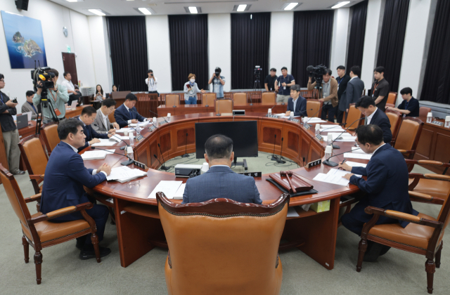 12일 서울 여의도 국회 정보위원회의실에서 열린 국정원장 인사청문회에 대한 안건 처리를 위한 정보위원회의에서 신성범 위원장이 회의를 주재하고 있다. 연합뉴스