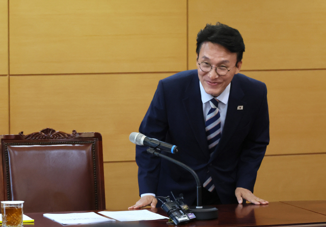 김민석 국무총리 후보자가 16일 서울 종로구 통의동 금융감독연수원에 마련된 청문회 준비단 사무실에서 열린 경제·민생분야 부처 업무보고에 참석하고 있다. 연합뉴스