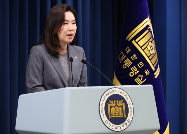 강유정 대통령실 대변인이 16일 용산 대통령실에서 국민추천제 등 현안 관련 설명을 하고 있다. 연합뉴스