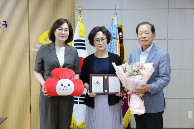 대구 서구 상중이동 주민 박세영(가운데) 씨가 아너 소사이어티 가입식을 마친 뒤 기념촬영을 하고 있다. 대구사회복지공동모금회 제공