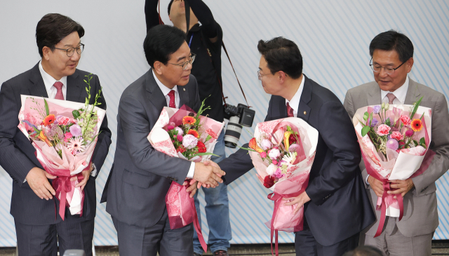 국민의힘 신임 원내대표로 당선된 송언석 의원 이 16일 원내대표 선출 의원총회가 열린 서울 여의도 국회 회의장에서 김성원 의원과 악수하고 있다. 왼쪽부터 국민의힘 권성동 전 원내대표, 송언석 신임 원내대표, 김성원, 이헌승 의원. 연합뉴스