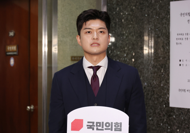 국민의힘 김용태 비상대책위원장이 16일 국회에서 열린 백브리핑에서 입장을 밝히고 있다. 연합뉴스