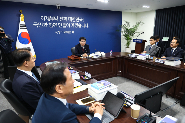 16일 서울 종로구 정부서울청사 창성동 별관에서 국정기획위원회 이한주 위원장 주재로 1차 전체 회의가 진행되고 있다. 이재명 정부의 대통령직인수위원회 역할을 하는 국정기획위에서는 100대 국정과제를 정리하고 과제별로 추진 시점과 목표 등을 정해 