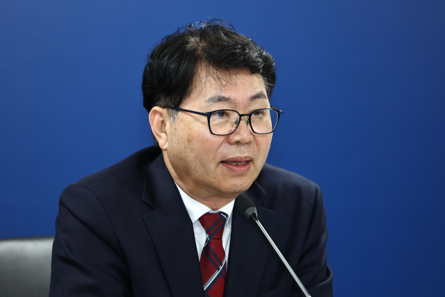 국정기획위원회 이한주 위원장이 16일 서울 종로구 정부서울청사 창성동 별관에서 열린 1차 전체 회의에서 발언하고 있다. 이재명 정부의 대통령직인수위원회 역할을 하는 국정기획위에서는 100대 국정과제를 정리하고 과제별로 추진 시점과 목표 등을 정해 