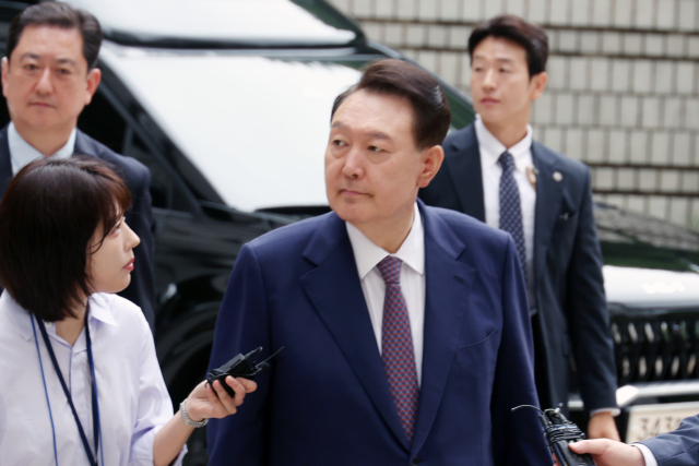 윤석열 전 대통령이 16일 서울 서초구 서울중앙지방법원에서 열린 내란 우두머리 혐의·직권남용 권리행사 방해 혐의 사건 7차 공판에 출석하고 있다. 윤 전 대통령의 법원 출석은 이재명 대통령의 