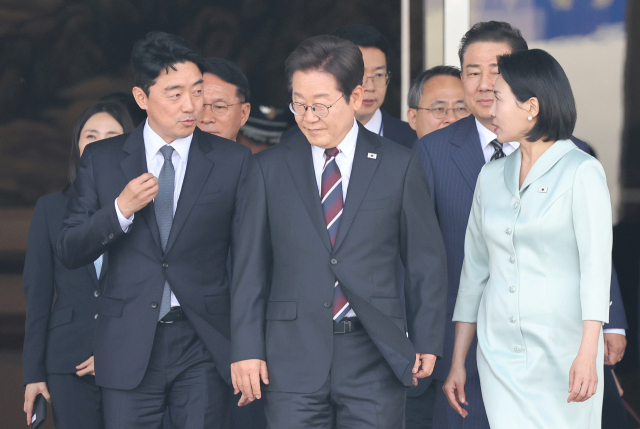 주요 7개국(G7) 정상회의에 참석하는 이재명 대통령이 16일 성남 서울공항에서 환송 나온 강훈식 대통령 비서실장과 대화하고 있다. 연합뉴스