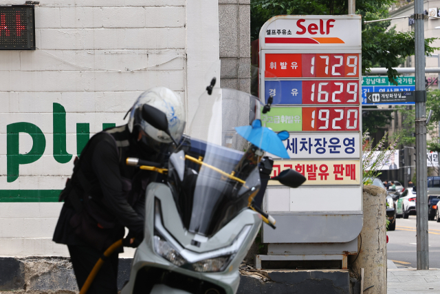 이스라엘과 이란의 군사적 긴장이 고조되며 에너지 수급 우려가 커지고 있는 16일 서울 시내 한 주유소에 표시된 유가 정보. 양국 갈등 심화로 우리나라가 중동 에너지를 수입하는 주요 항로인 호르무즈 해협이 봉쇄될 가능성도 점쳐지고 있다. 원유의 70% 이상, 액화천연가스의 30% 이상을 중동에 의존하는 한국은 에너지 수급 불안과 물가 급등 등 경제·산업 전반에 직접적인 충격을 받을 수 있다는 전망이 나온다. 연합뉴스