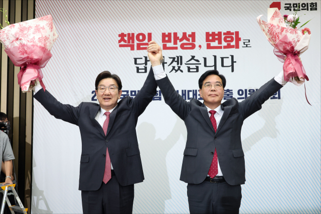 국민의힘 신임 원내대표로 당선된 송언석 의원이 16일 원내대표 선출 의원총회가 열린 국회 회의장에서 권성동 전 원내대표와 기념촬영을 하고 있다. 연합뉴스