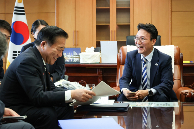김민석 국무총리 후보자가 16일 서울 종로구 통의동 금융감독연수원에 마련된 청문회 준비단 사무실에서 나가시마 아키히사 일본 총리 국가안보 담당 보좌관을 접견하고 있다. 연합뉴스