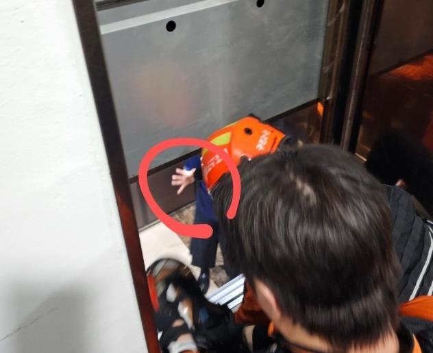 소방대원이 직원을 구조하는 모습. 연합뉴스