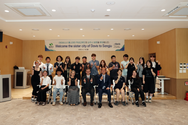 지난 16일 상주를 방문한 데이비스시 학생교류단이 상주시청에서 강영석 상주시장의 환영을 받으며 기념촬영을 하고 있다. 상주시 제공