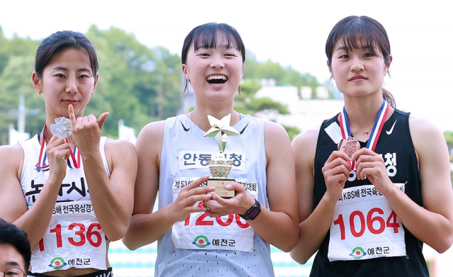 안동시청 육상경기단 소속 윤선유(가운데) 선수