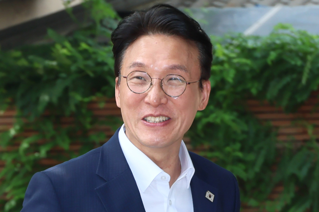 김민석 국무총리 후보자가 17일 서울 종로구 통의동 금융감독연수원에 마련된 청문회 준비단 사무실로 출근하고 있다. 연합뉴스